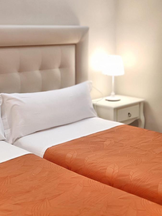 Hostal Orleans Barcelona Bagian luar foto