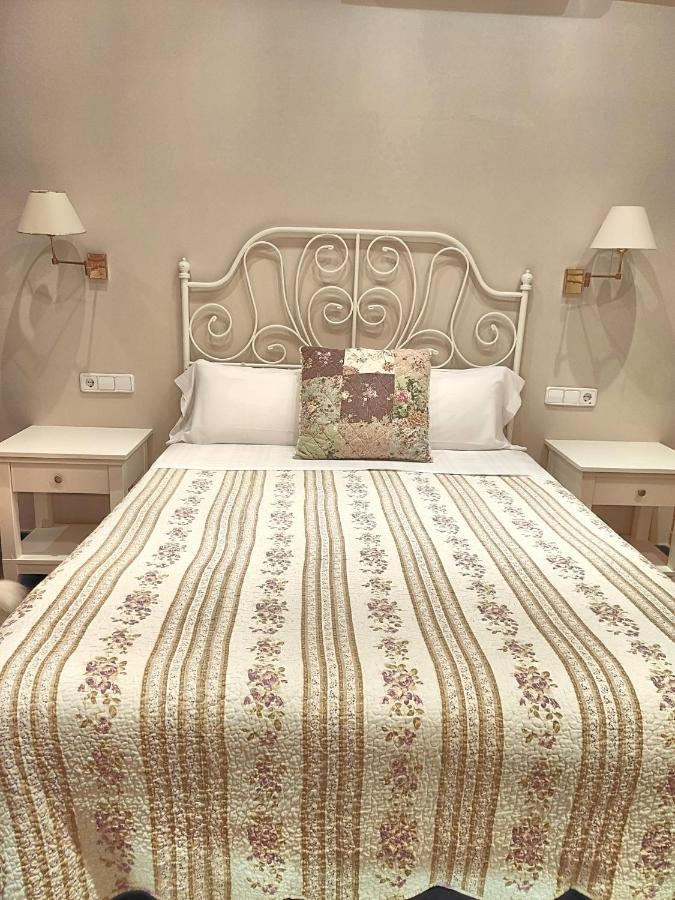Hostal Orleans Barcelona Bagian luar foto