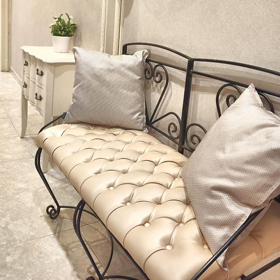 Hostal Orleans Barcelona Bagian luar foto