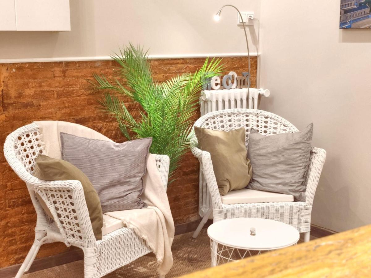 Hostal Orleans Barcelona Bagian luar foto
