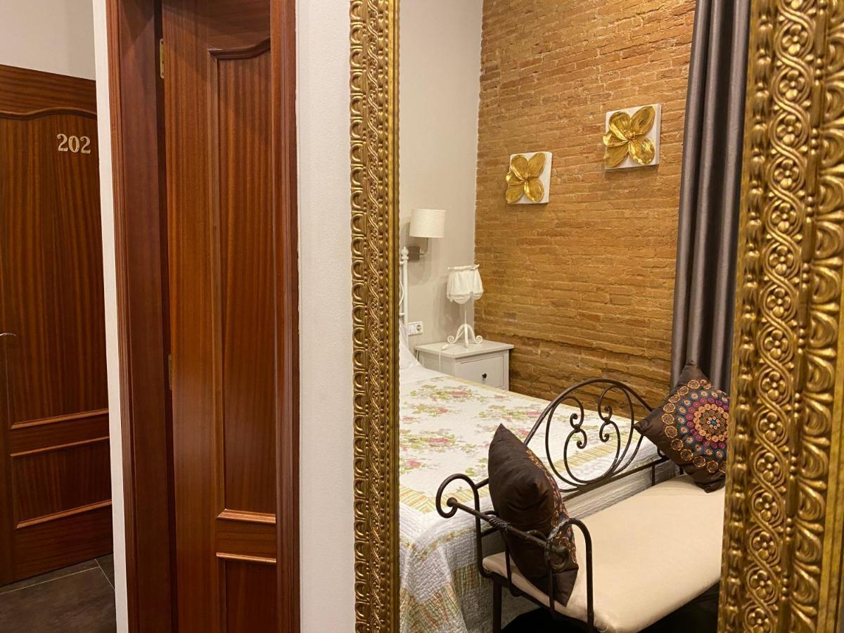 Hostal Orleans Barcelona Bagian luar foto