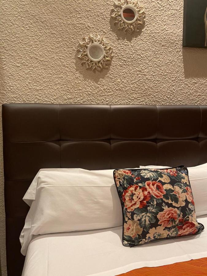 Hostal Orleans Barcelona Bagian luar foto