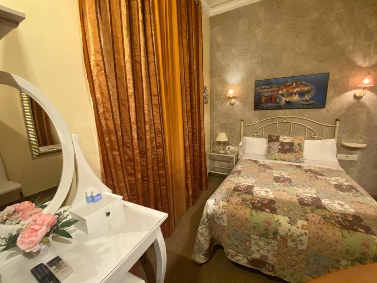 Hostal Orleans Barcelona Bagian luar foto