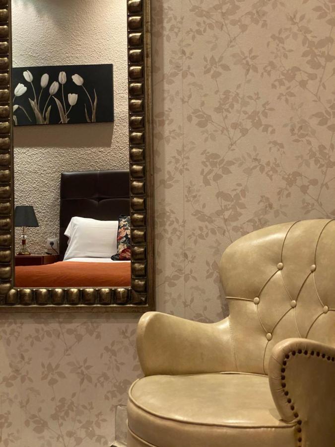 Hostal Orleans Barcelona Bagian luar foto