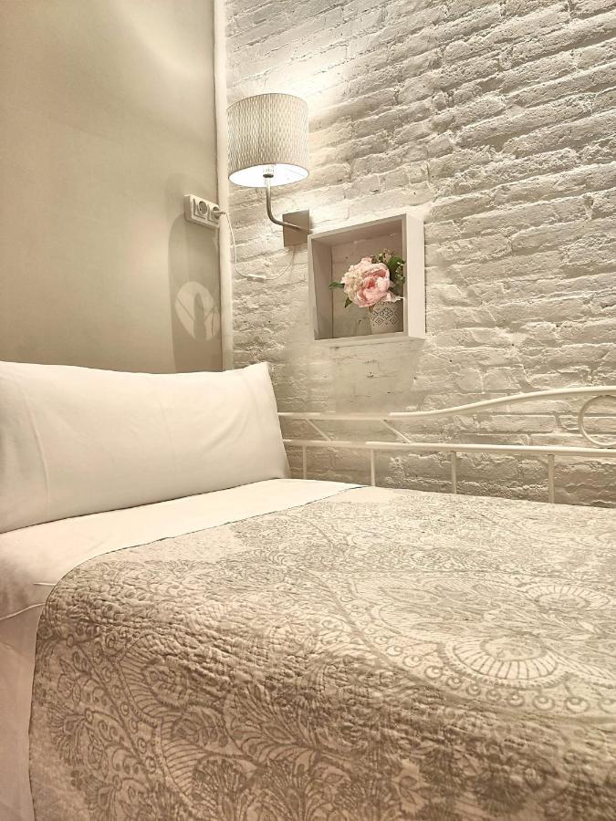 Hostal Orleans Barcelona Bagian luar foto