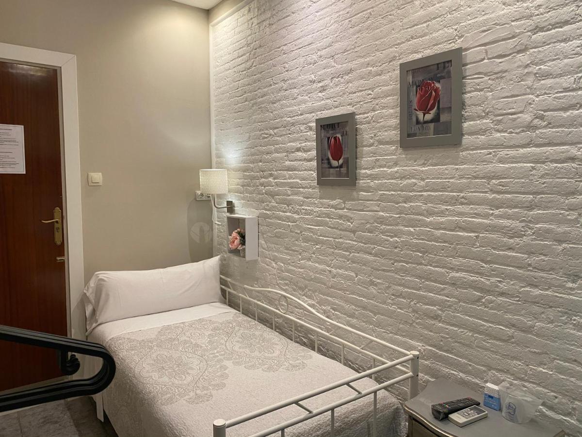 Hostal Orleans Barcelona Bagian luar foto