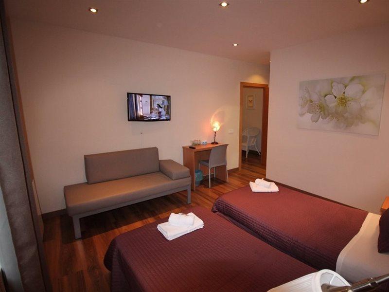 Hostal Orleans Barcelona Bagian luar foto