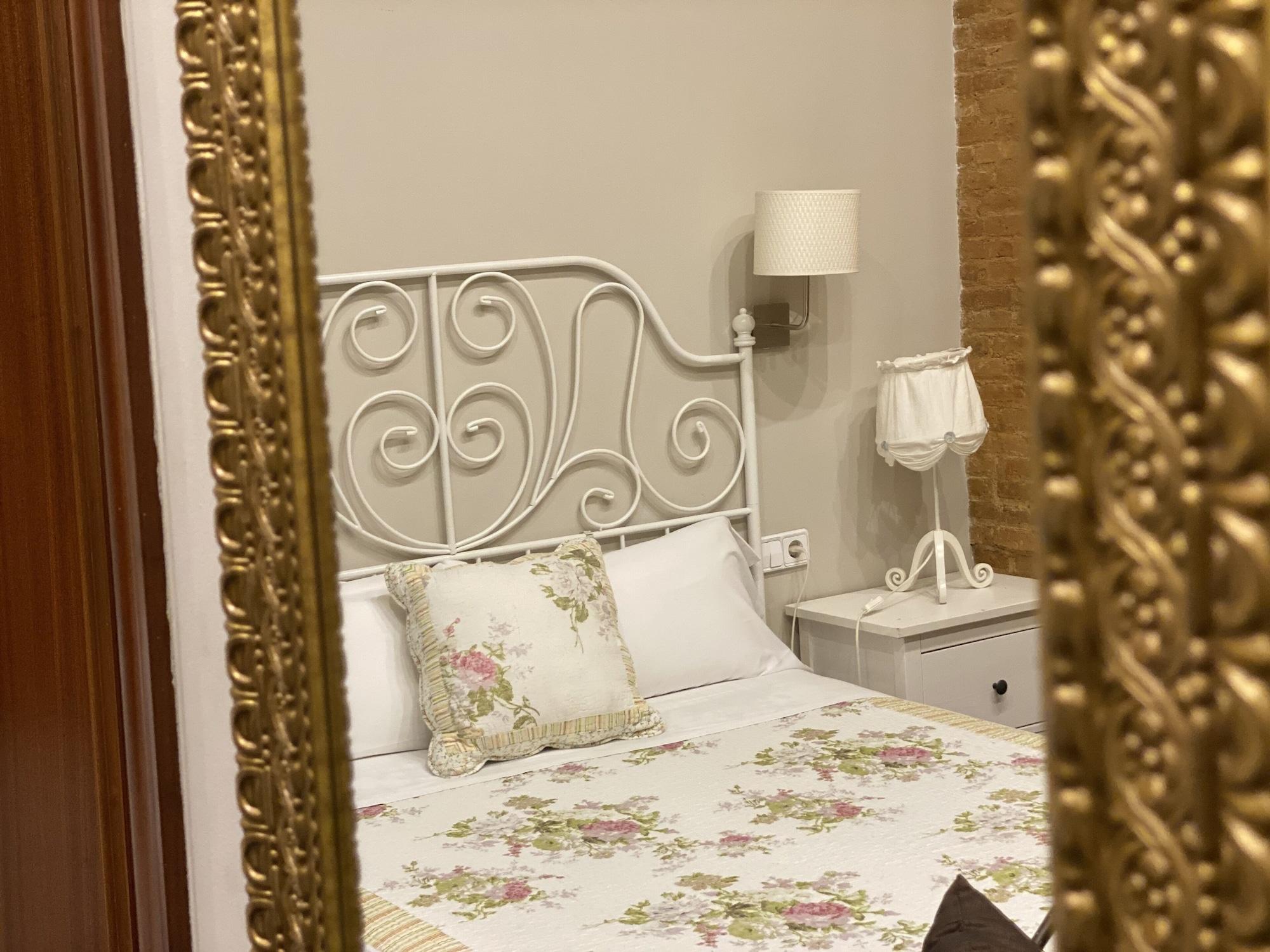 Hostal Orleans Barcelona Bagian luar foto