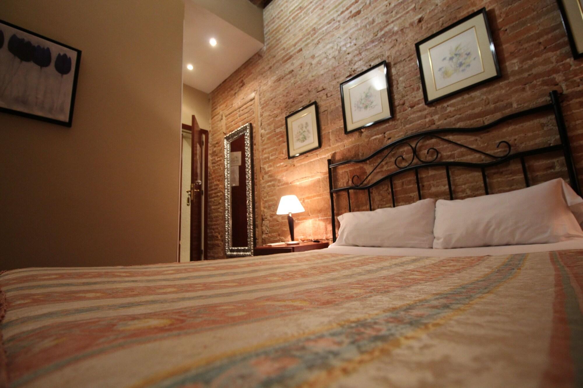 Hostal Orleans Barcelona Bagian luar foto