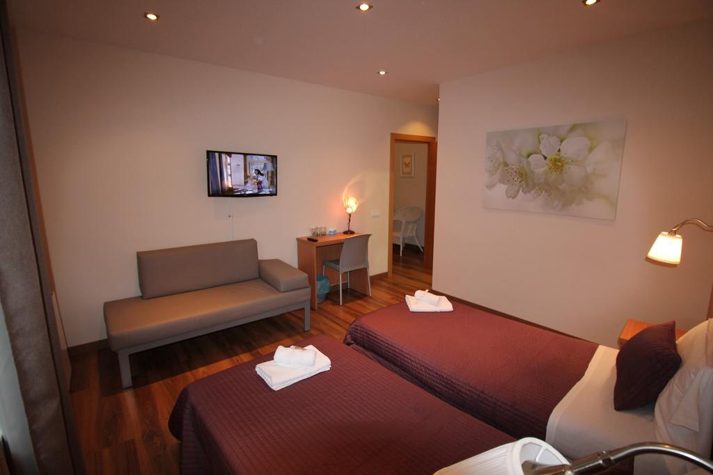 Hostal Orleans Barcelona Bagian luar foto