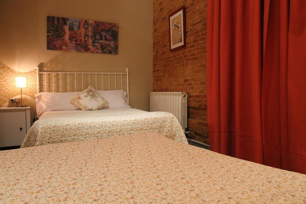 Hostal Orleans Barcelona Bagian luar foto