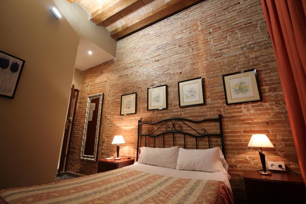 Hostal Orleans Barcelona Bagian luar foto